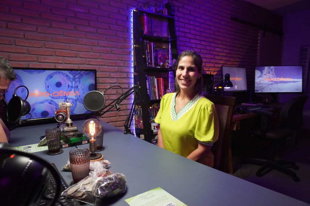 >Silvia em entrevista ao podcast Papo de Ciência