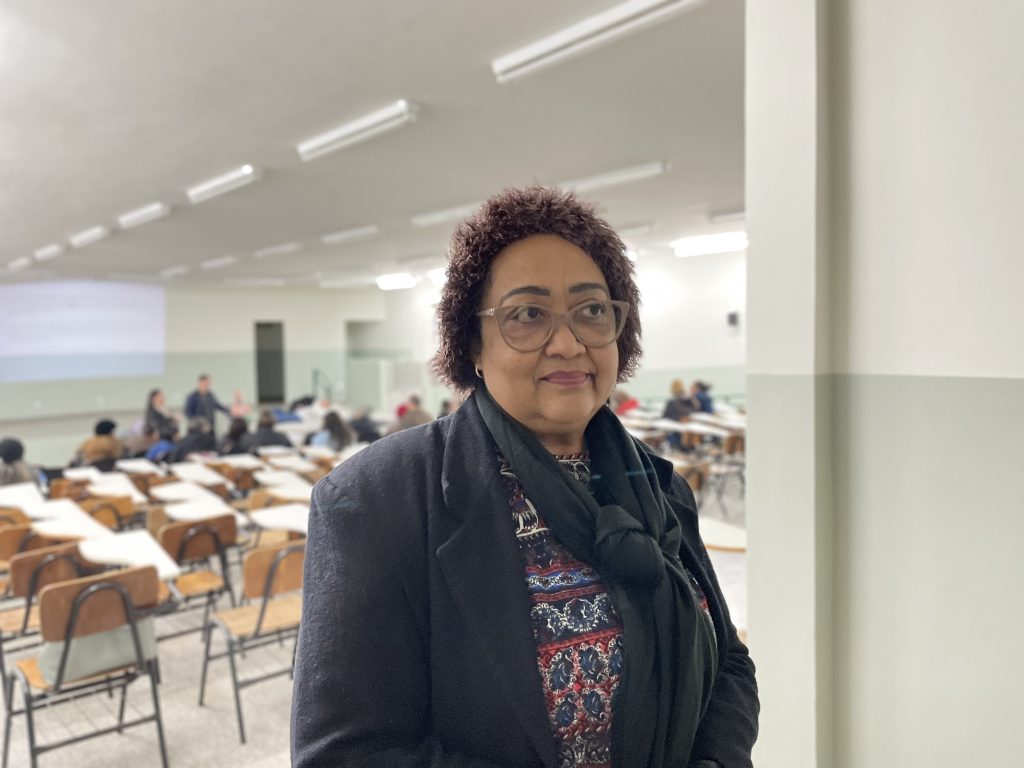  Bebete, como é conhecida pelos colegas, é aluna dedicada e não perde uma aula no curso de cuidador de idosos