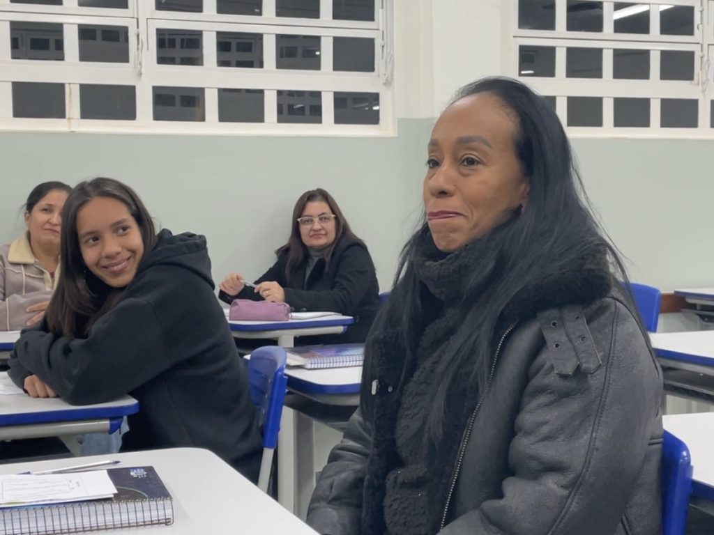 >Mãe e filha estudam juntas em busca de novas oportunidades