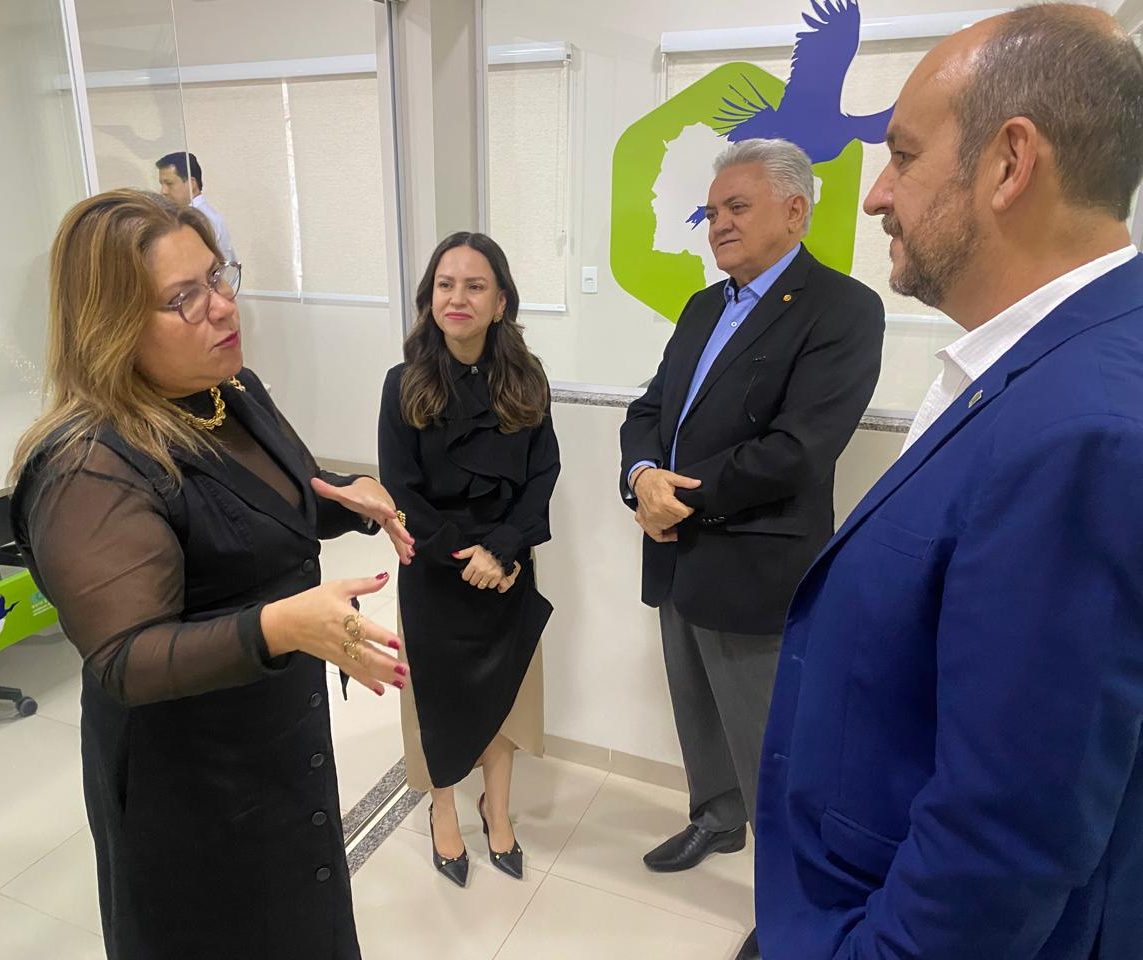 >Secretária-adjunta Crhistinne Maymone na entrega da sede do Cosems (Conselho de Secretariais Municipais de Saúde).
