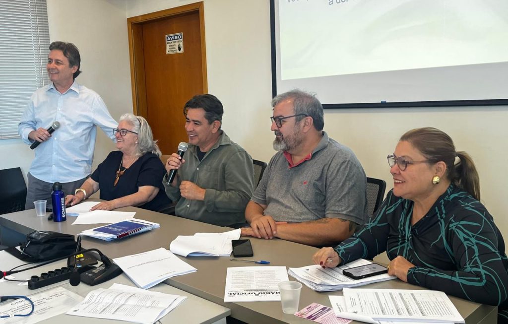 >Secretário, Maurício Simões Corrêa, com os membros da mesa diretora do CES: Maria Antônia Conceição de Souza Kuendig, Sebastião de Campos Arinos Junior, Ricardo Alexandre Corrêa Bueno e Crhistinne Cavalheiro Maymone Gonçalves.