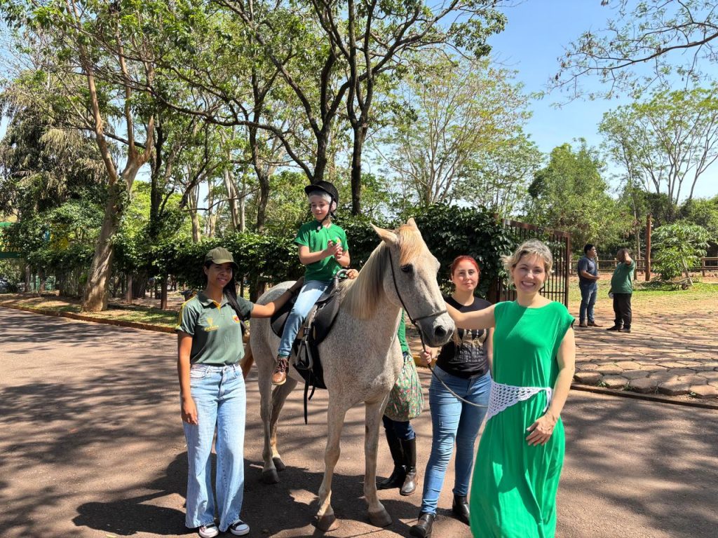  Davi durante a sessão de equoterapia.