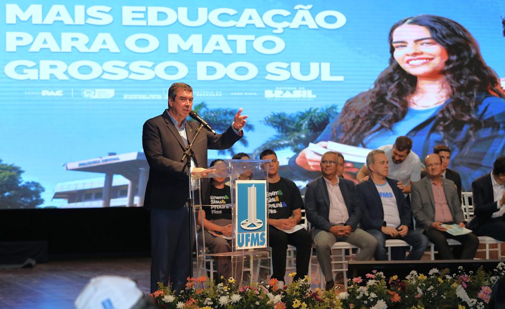 >Governador durante discurso em evento na UFMS