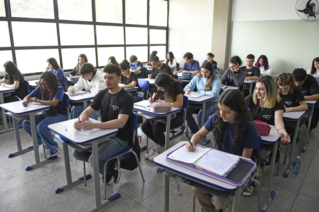 >Alunos da escola estadual Lucia Martins Coelho, em Campo Grande (Foto: Bruno Rezende/Secom/Arquivo)