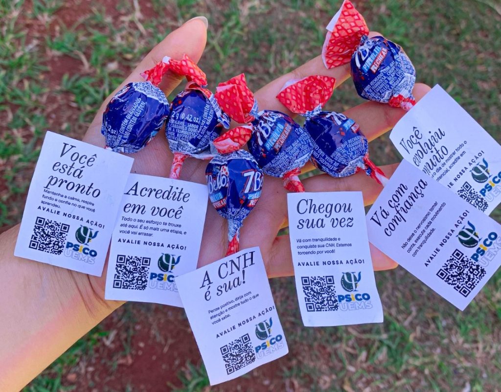 >Mensagens entregues pelas acadêmicas aos candidatos antes do exame com QR Code para avaliação da experiência