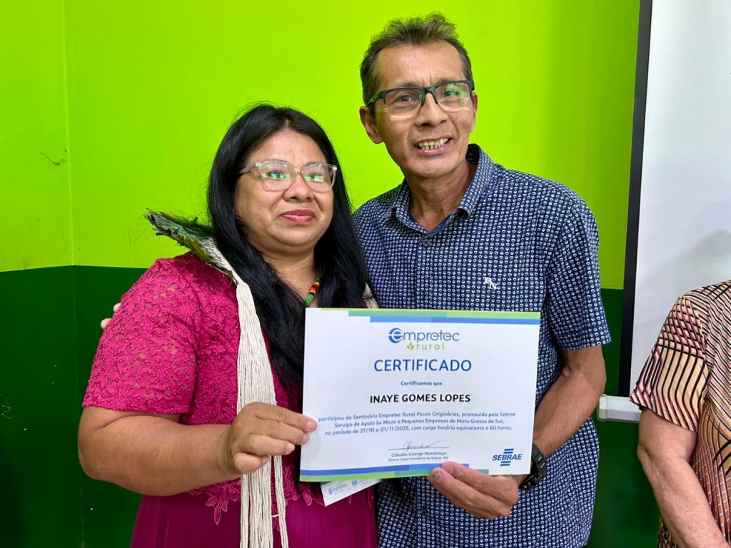 >Vereadora de Antônio João e liderança da comunidade, Inaye também fez o Empretec, e recebeu o certificado das mãos do subsecretário Fernando Souza. (Foto: Paula Maciulevicius/SEC)