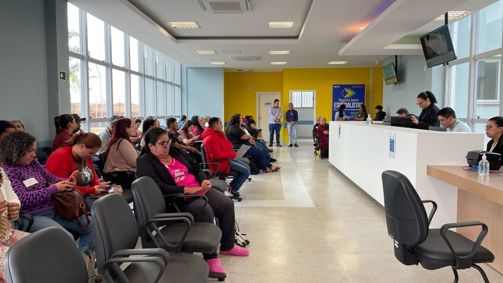 >Pacientes aguardam atendimento na Policlínica Cone Sul, em Dourados.