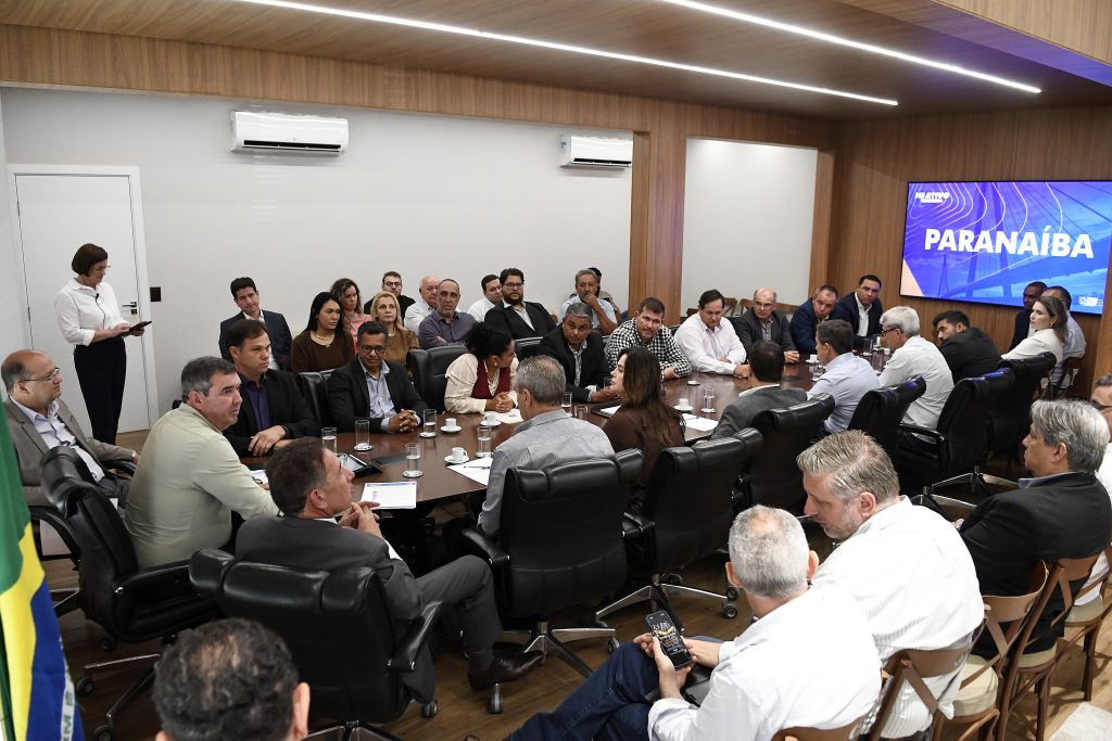 >Governador durante reunião com lideranças de Paranaíba
