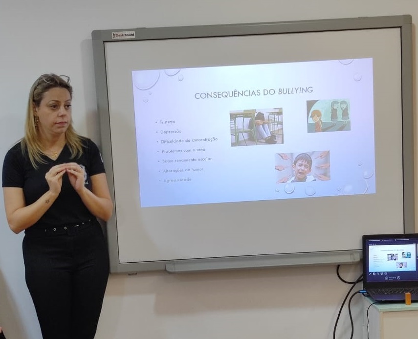 >Delegada Daniella Kades durante palestra realizada em escola