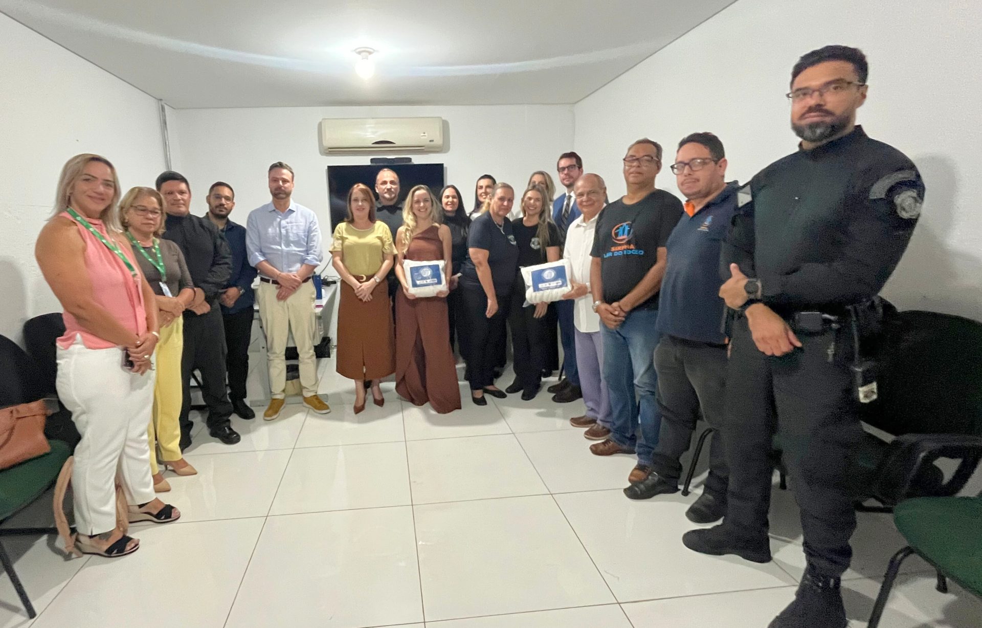 A entrega contou com representantes de todas as instituições parceiras no projeto.