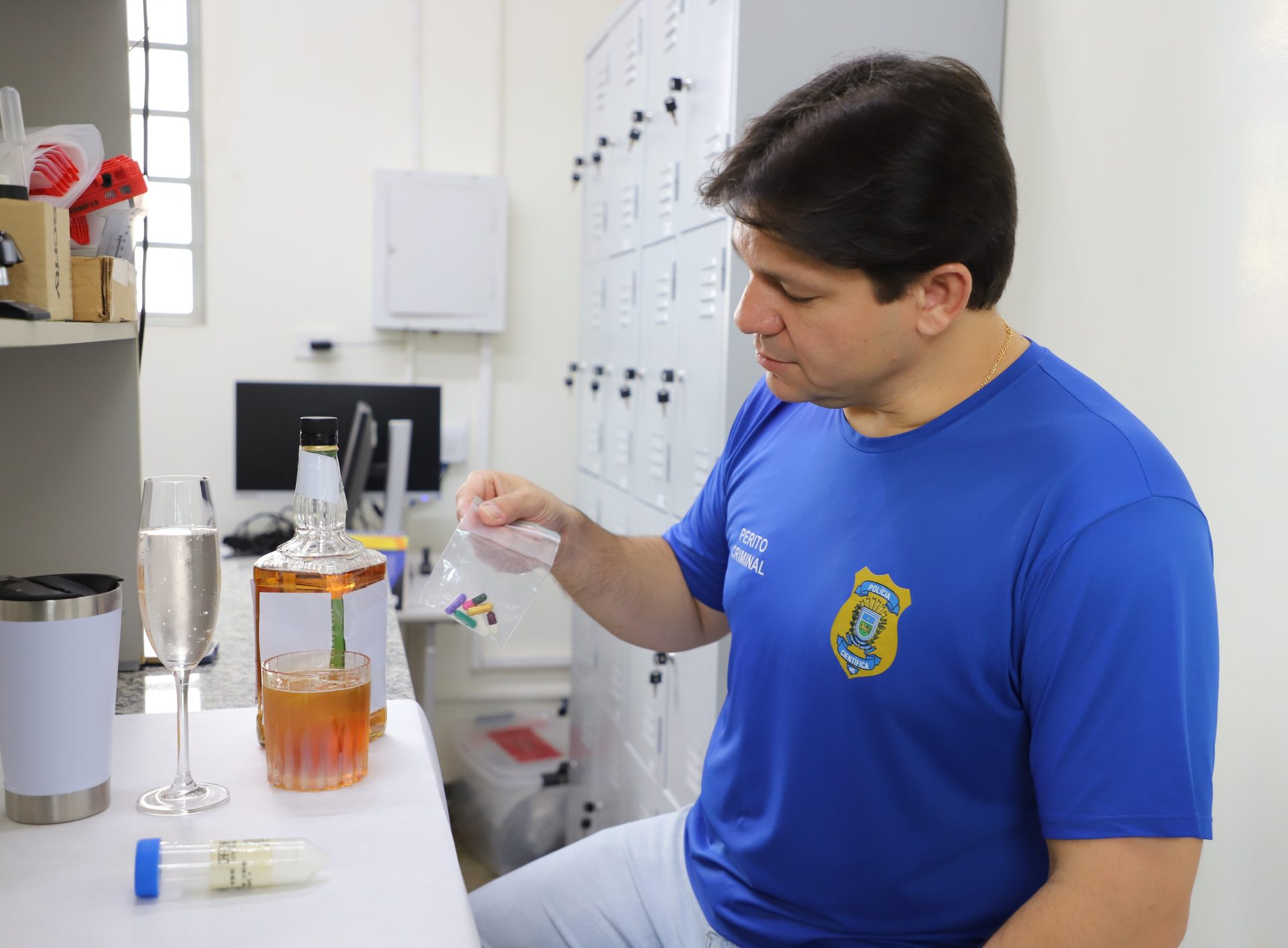 >Atenção redobrada com bebidas, principalmente em ambientes festivos, é fundamental para a prevenção.