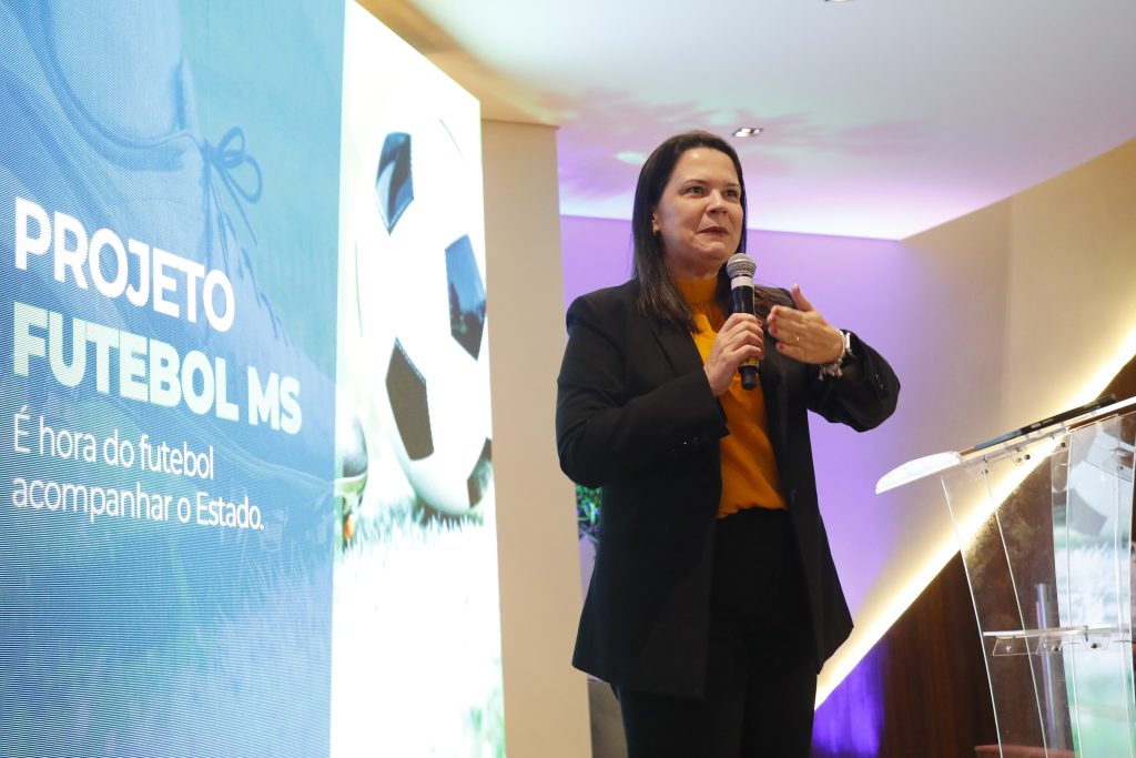 >Reitora da UFMS discursa durante evento no auditório da Governadoria