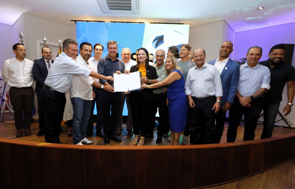 >Assinatura da cessão do estádio para o Governo do Estado