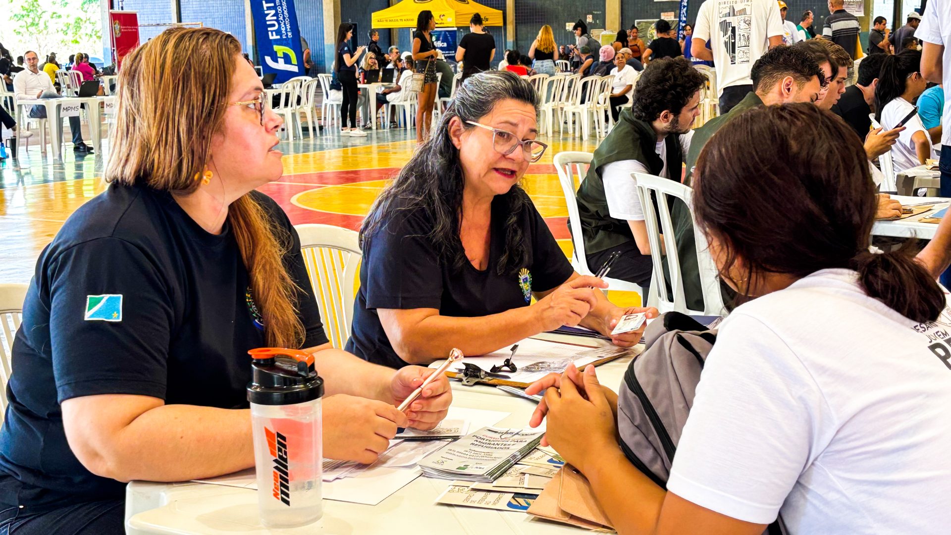 Servidoras da Sead atendem migrante.
