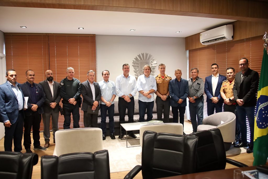 >Governador ao lado dos representantes e comandantes das forças de segurança