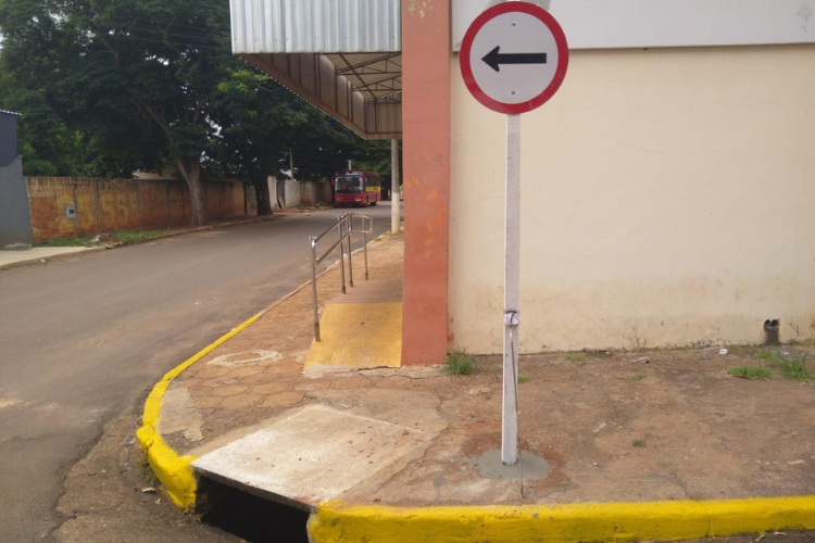 >Vias passaram a ter sentido único