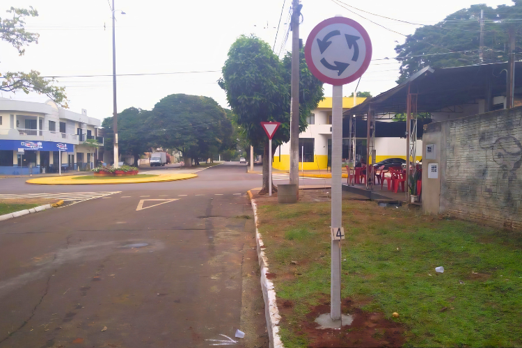 >Sinalização de rotatória em Iguatemi