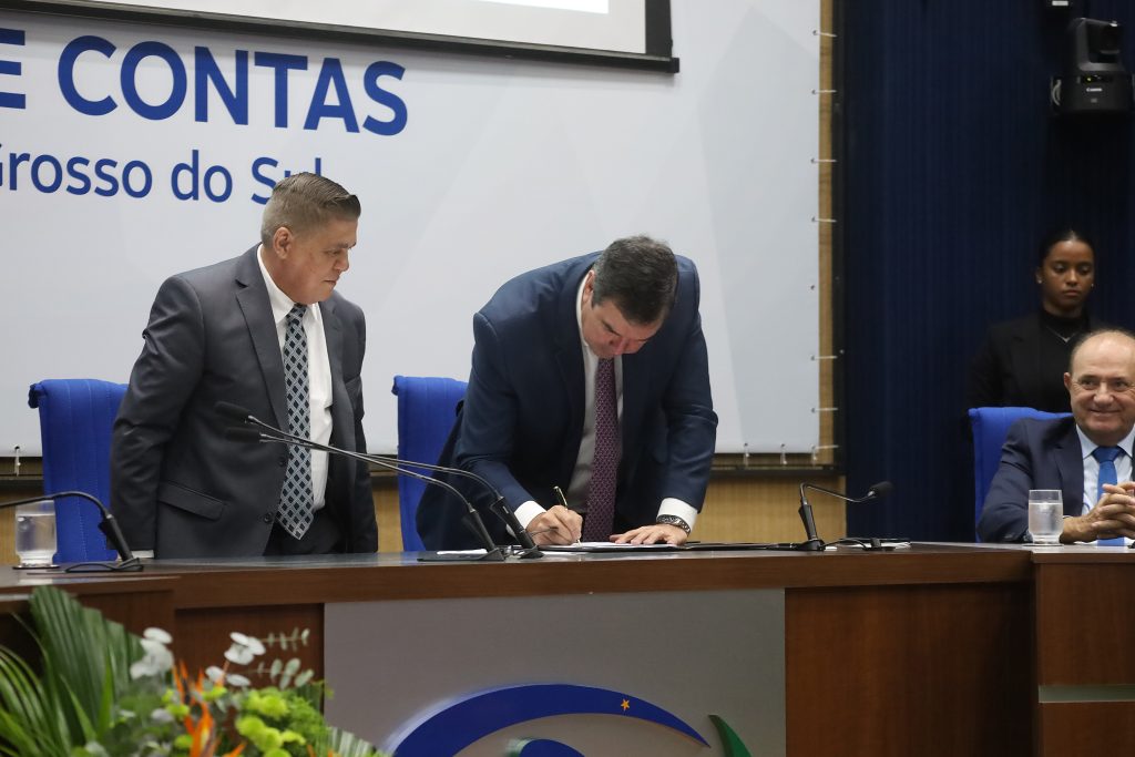>Durante o seminário, foi assinado o “Pacto pela Sustentabilidade e pela Resiliência Climática dos Municípios de Mato Grosso do Sul”, iniciativa que reúne TCE-MS, Governo do Estado, Ministério Público de Mato Grosso do Sul, AGEMS, Assomasul e UCVMS