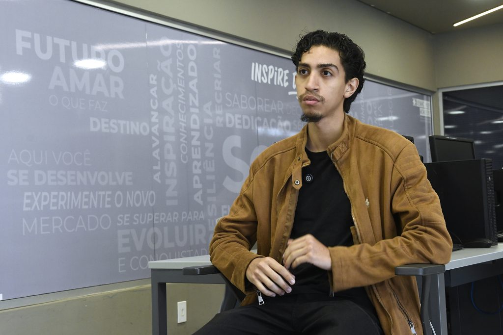 >Formado em Desenvolvimento de Sistemas pelo Senac, Evandro Castro Marques, de 19 anos, recebeu o incentivo da família para participar do Voucher Desenvolvedor