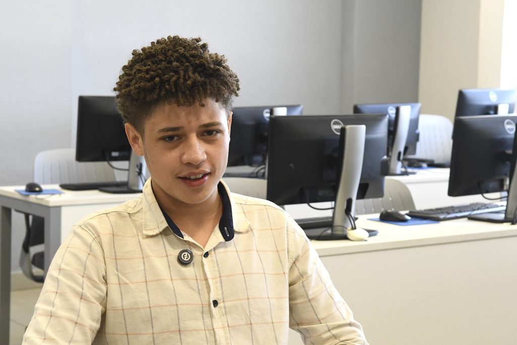 >Marlon Santana, de 18 anos, conheceu o Voucher Desenvolvedor por meio de um panfleto recebido na rua. Hoje, é sócio da startup GenMek e atua no desenvolvimento de soluções tecnológicas