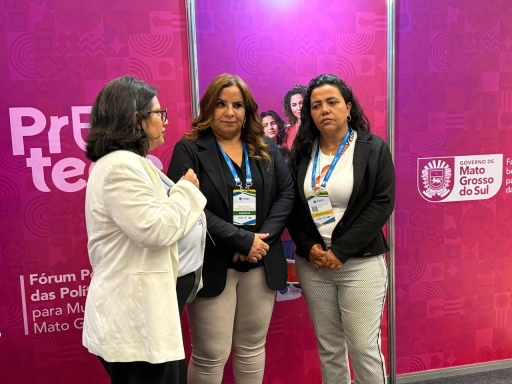 >Subsecretária da Mulher, Manuela Nicodemos Bailosa, ao lado da prefeita de Brasilândia, Márcia Amaral e da secretária da Mulher do município, Patrícia Aparecida Lopes. 