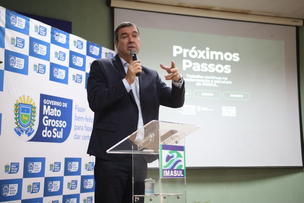 >Governador Eduardo Riedel durante discurso no Imasul