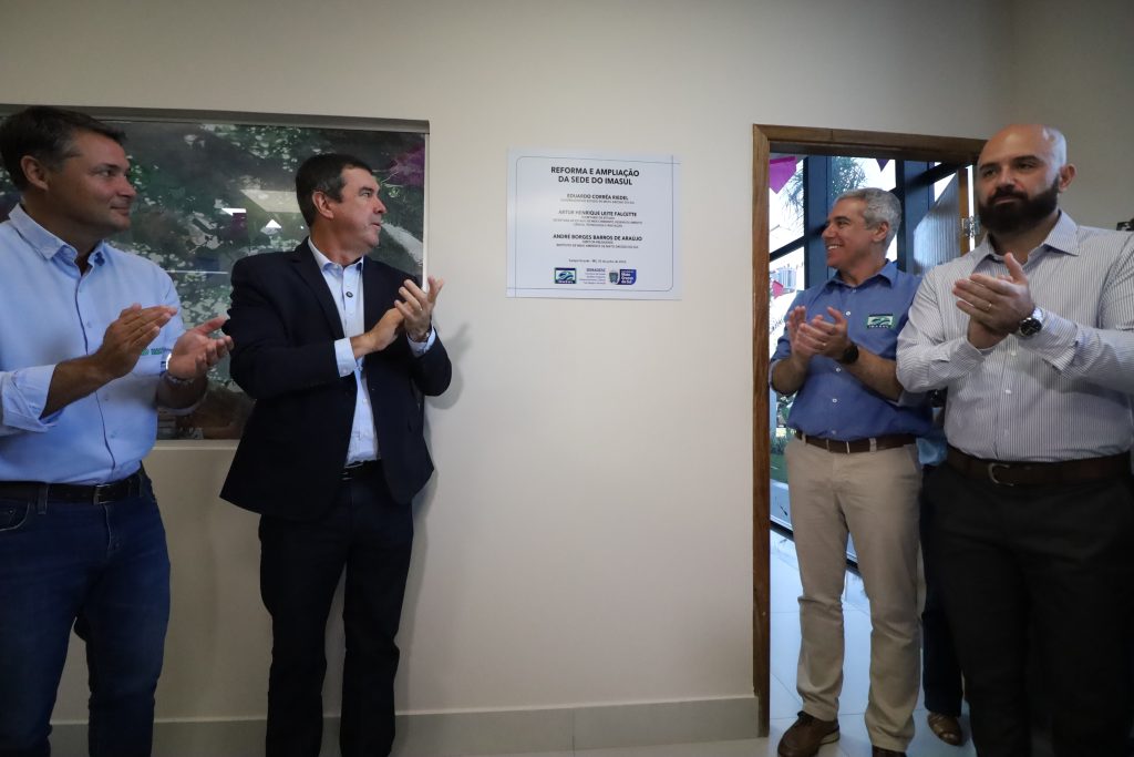 >Governador participou do descerramento da placa do novo prédio do Imasul