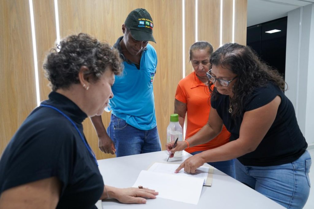 >Participantes do Perifeirarte recebem orientações sobre regularização de associações comunitárias durante formação. (Foto: Matheus Carvalho/SEC)