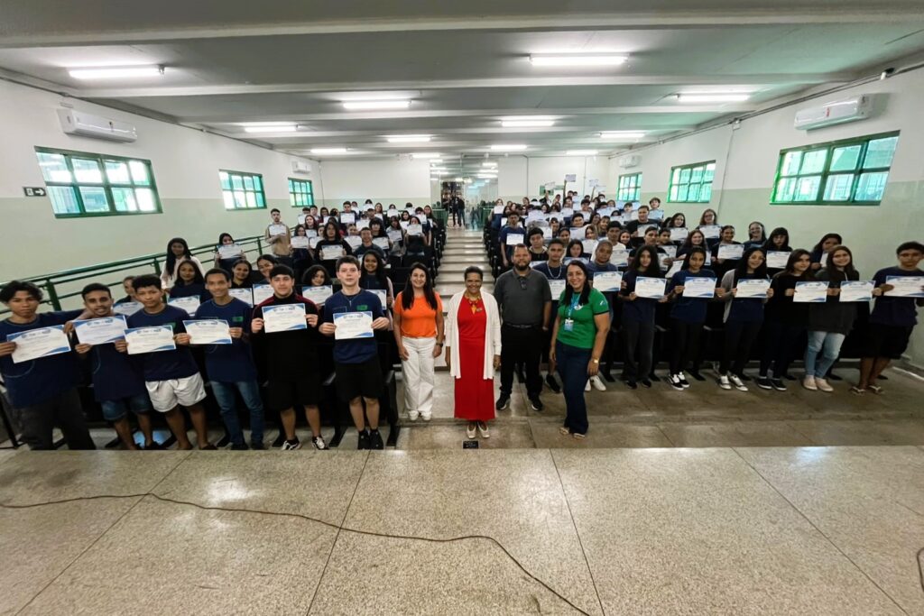 >Estudantes da Escola Estadual Professor João Magiano Pinto, conhecida como Jomap