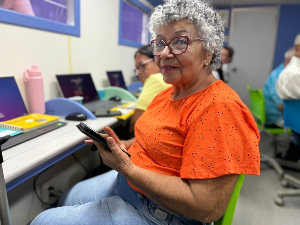 >Maria de Solidade quer mexer em aplicativos sem precisar pedir aos filhos ou netos (Foto: Paula Maciulevicius/SEC)