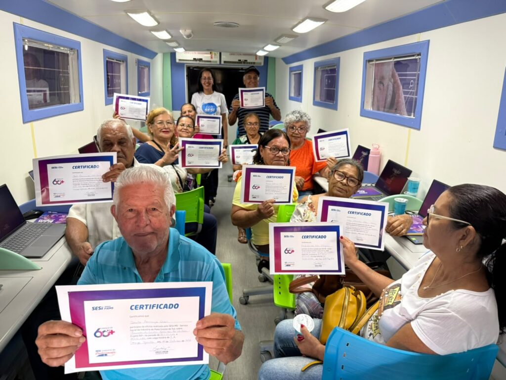 >Ao final da Oficina de Inclusão Digital 60+, idosos recebem certificado. (Foto: Paula Maciulevicius/SEC)