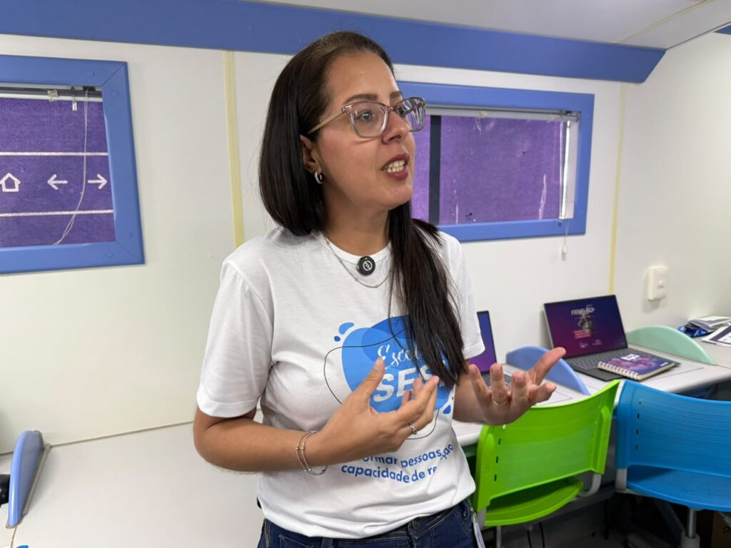 >Instrutora da oficina, Deize explica funcionalidades de forma lúdica (Foto: Paula Maciulevicius/SEC)