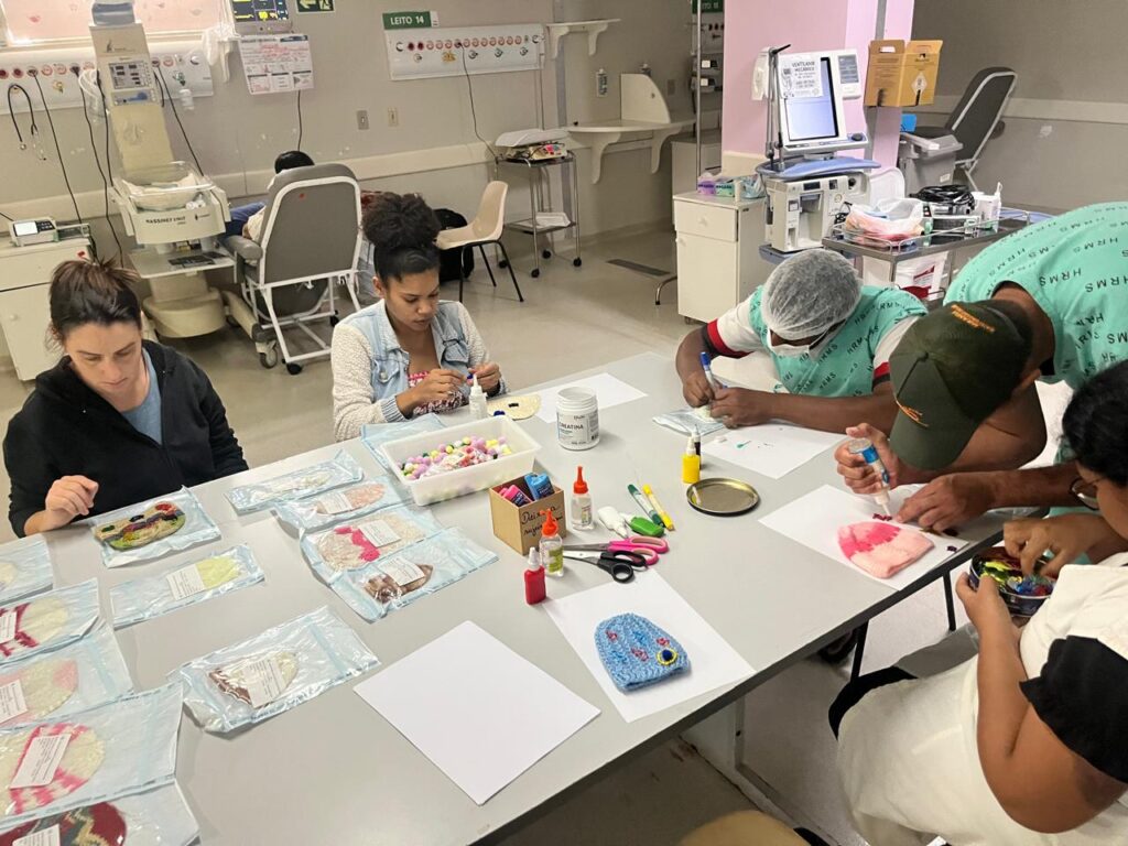 >Equipe multidisciplinar da Unidade Neonatal do HRMS promove confecção de toucas malucas