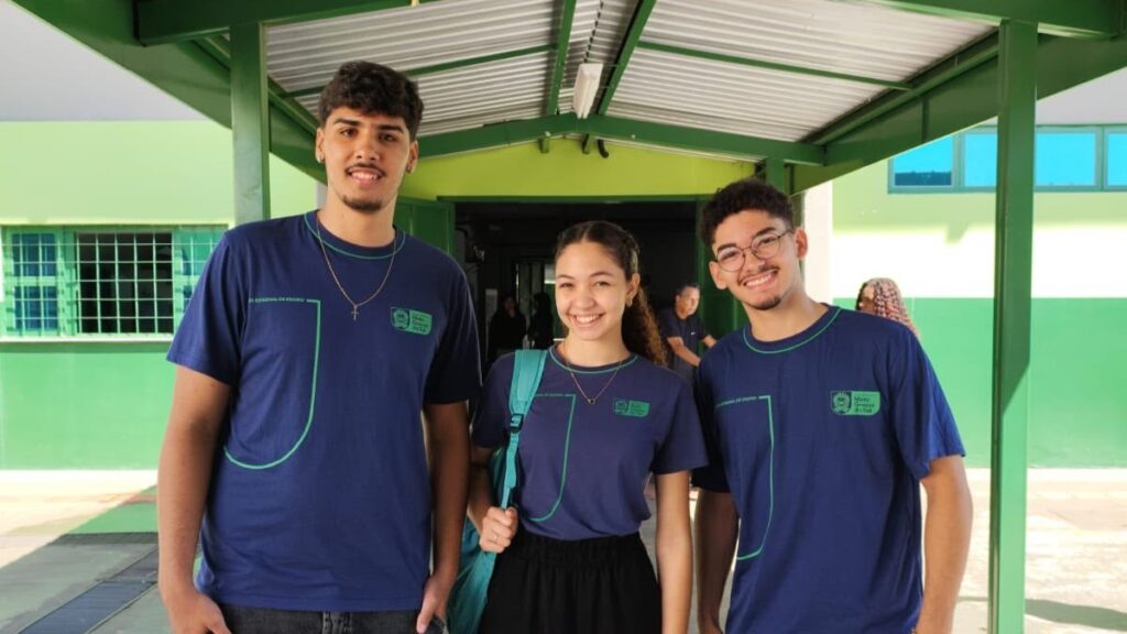 >Estudantes Pedro, Ana e Davi da Escola Jomap