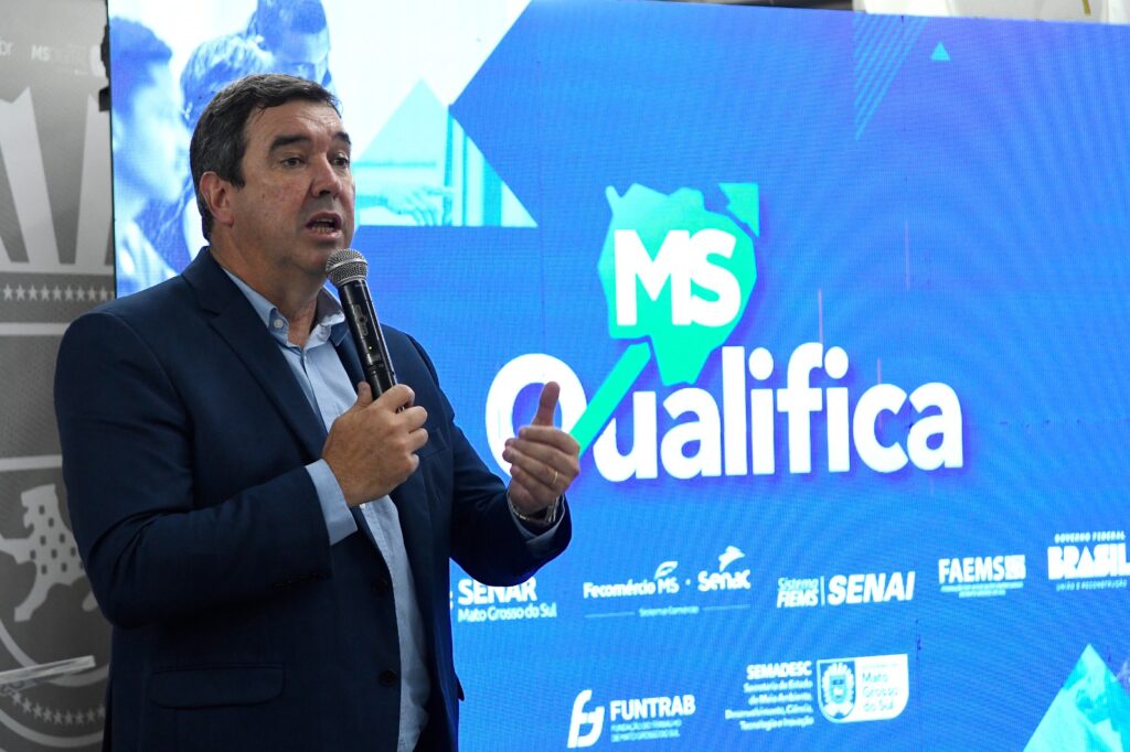 >Governador Eduardo Riedel durante lançamento do programa MS Qualifica (Foto: Saul Schramm/Secom-MS)