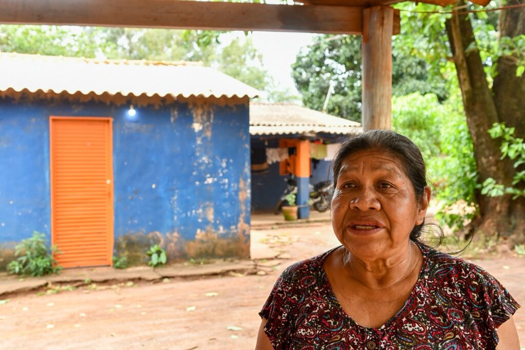 >Dona Terezinha mora ao lado de uma escola e fala da importância do conselho local