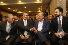 Governador Beto Richa em São Paulo, durante evento de procedimento de manifestação de interesse para construção de nova ferrovia entre o Governo do Paraná e o Governo do Mato Grosso do Sul. Na foto da esq. para a direita: governador Reinaldo Azambuja (MS); governador Beto Richa (PR); Geraldo Alckmin (SP) e o diretor presidente da Ferroeste, João Vicente Bresolin. São Paulo, 28/11/2017. Foto: Jaelson Lucas/ANPr