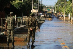 Governador visita desabrigados da cheia do rio Aquidauana e entrega mantimentos-Foto Edemir Rodrigues (14)