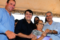 Governo entrega casas em Vicentina- Foto Edemir Rodrigues