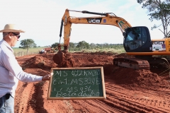 Obras de cascalhamento da MS 422 - Foto Edemir Rodrigues