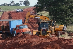 Obras de cascalhamento da MS 422 - Foto Edemir Rodrigues