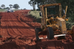 Obras de cascalhamento da MS 422 - Foto Edemir Rodrigues