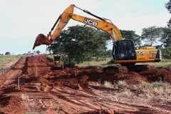 Obras de cascalhamento da MS 422 - Foto Edemir Rodrigues